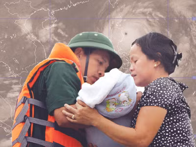 Lực lượng cứu hộ giúp dân đưa trẻ sơ sinh thoát khỏi vùng lũ dữ ở Hương Khê, Hà Tĩnh