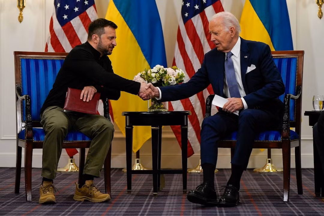 Tổng thống Mỹ Joe Biden gặp Tổng thống Ukraine Volodymyr Zelensky tại Paris (Pháp) hôm 7/6. Ảnh: Reuters