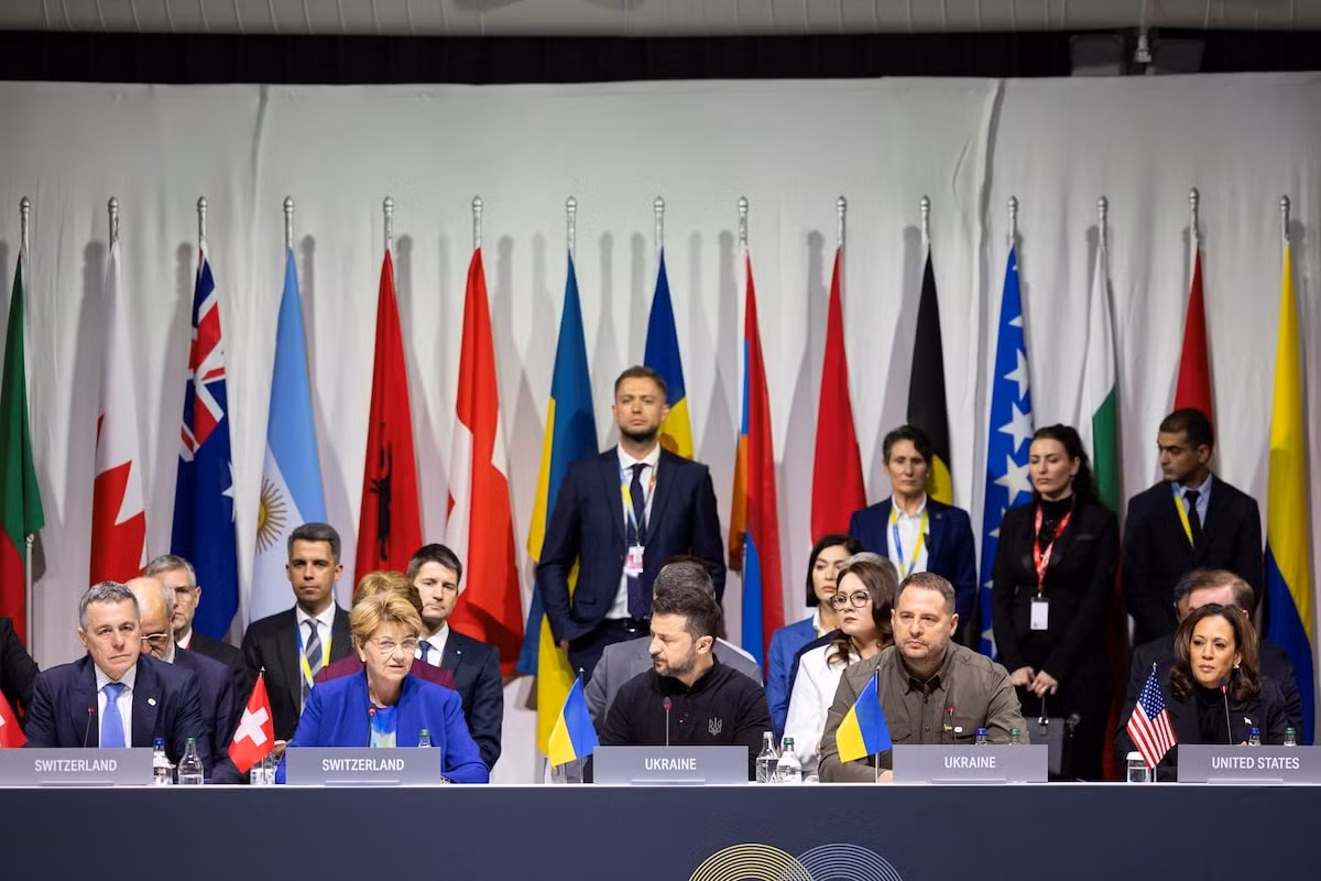 Ông Zelensky trò chuyện với các lãnh đạo quốc tế tại hội nghị. Ảnh: Reuters