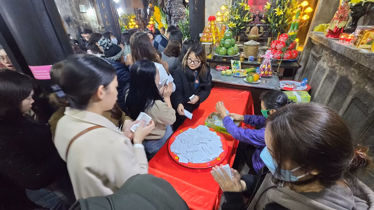 Nhiều người tranh thủ bốc quẻ, xem sao để xem trong năm Ất Tỵ.