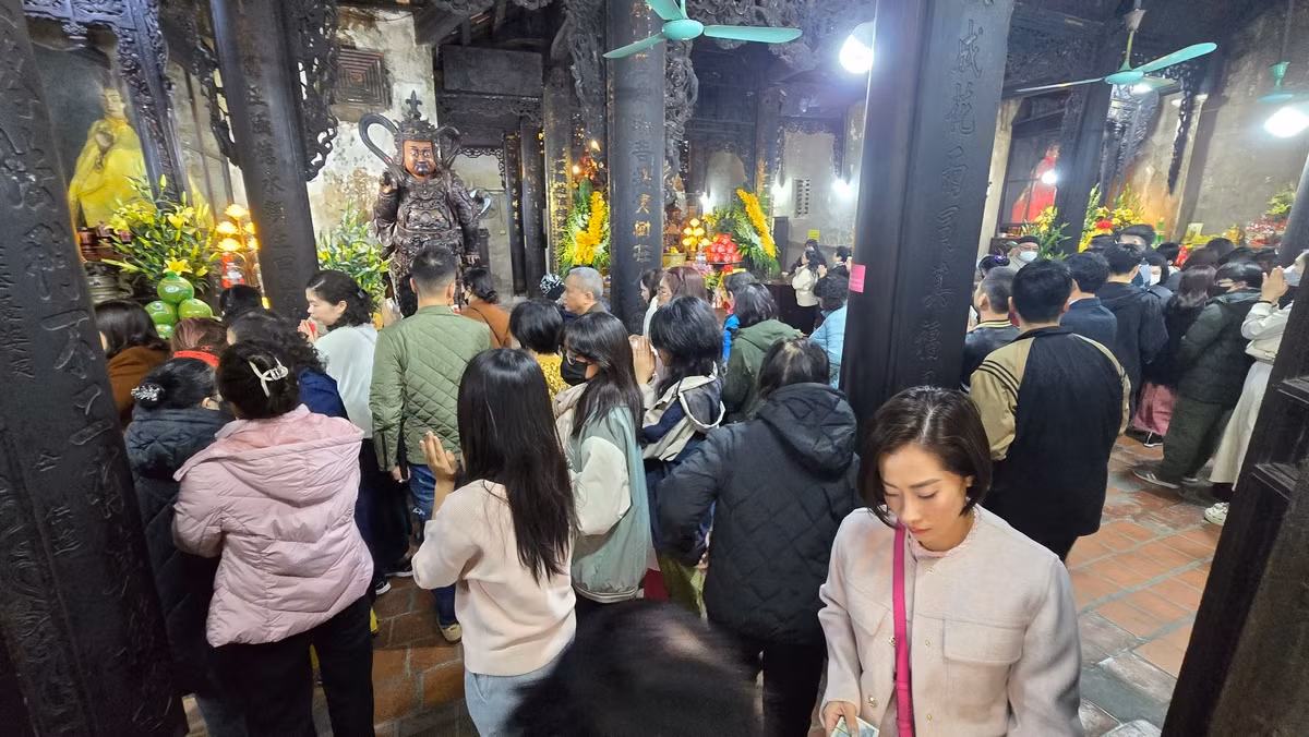 Ngày mùng 3 Tết, chùa Phúc Khánh trở thành điểm đến tâm linh hấp dẫn của người dân. Người dân đến chùa để lễ Phật, cầu nguyện và thể hiện lòng thành kính của mình.