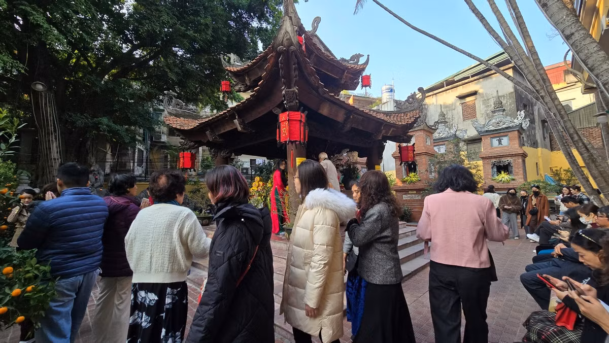 Chùa Phúc Khánh được xây dựng từ thế kỷ 15, dưới thời vua Lê Thánh Tông. Ban đầu, chùa có tên là "Phúc Khánh Tự", nghĩa là "chùa may mắn và hạnh phúc". Qua nhiều lần tu sửa và mở rộng, chùa Phúc Khánh đã trở thành một trong những ngôi chùa lớn và đẹp nhất ở Hà Nội.