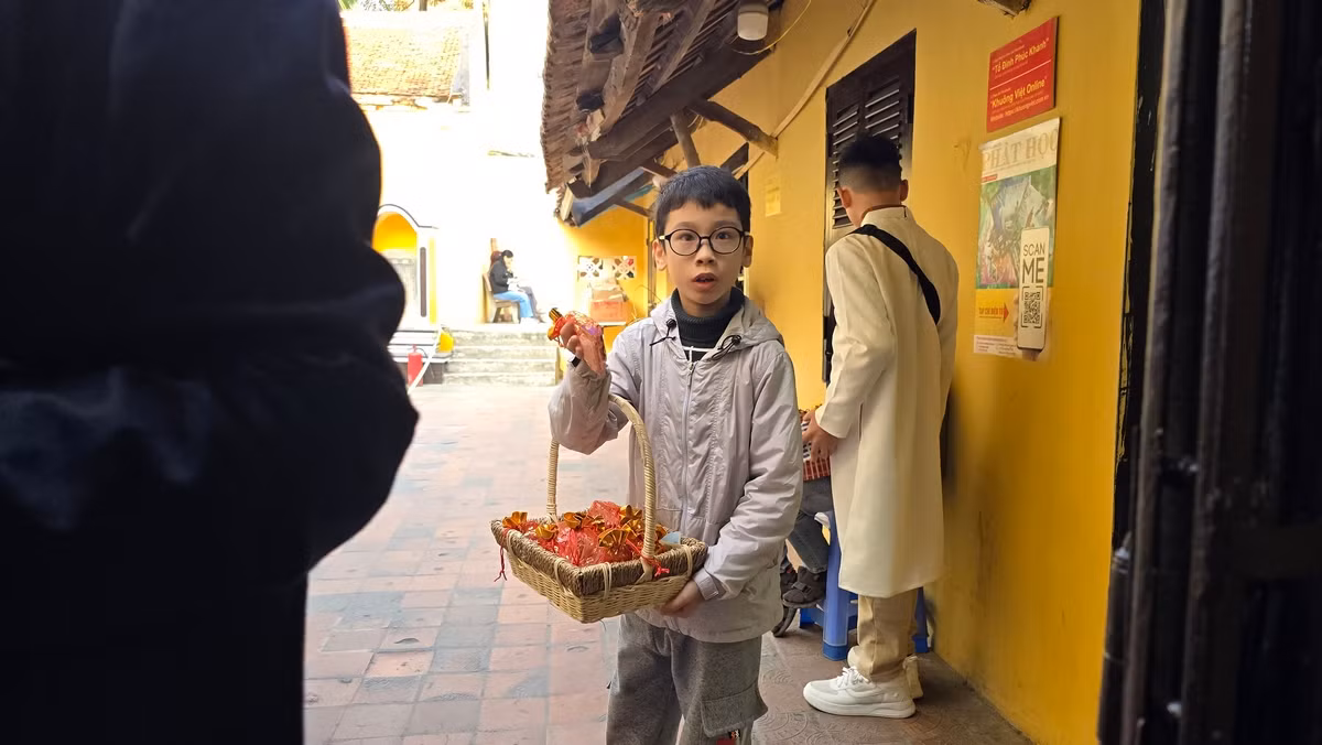 Khách đến lễ chùa không quên mua diêm, bật lửa và muối cầu may. Mua muối đầu năm là mong sự no ấm cho gia đình trong cả năm tới. Nét phong tục này đã được gìn giữ và trở thành quan niệm đẹp đẽ lâu đời của người Việt.
