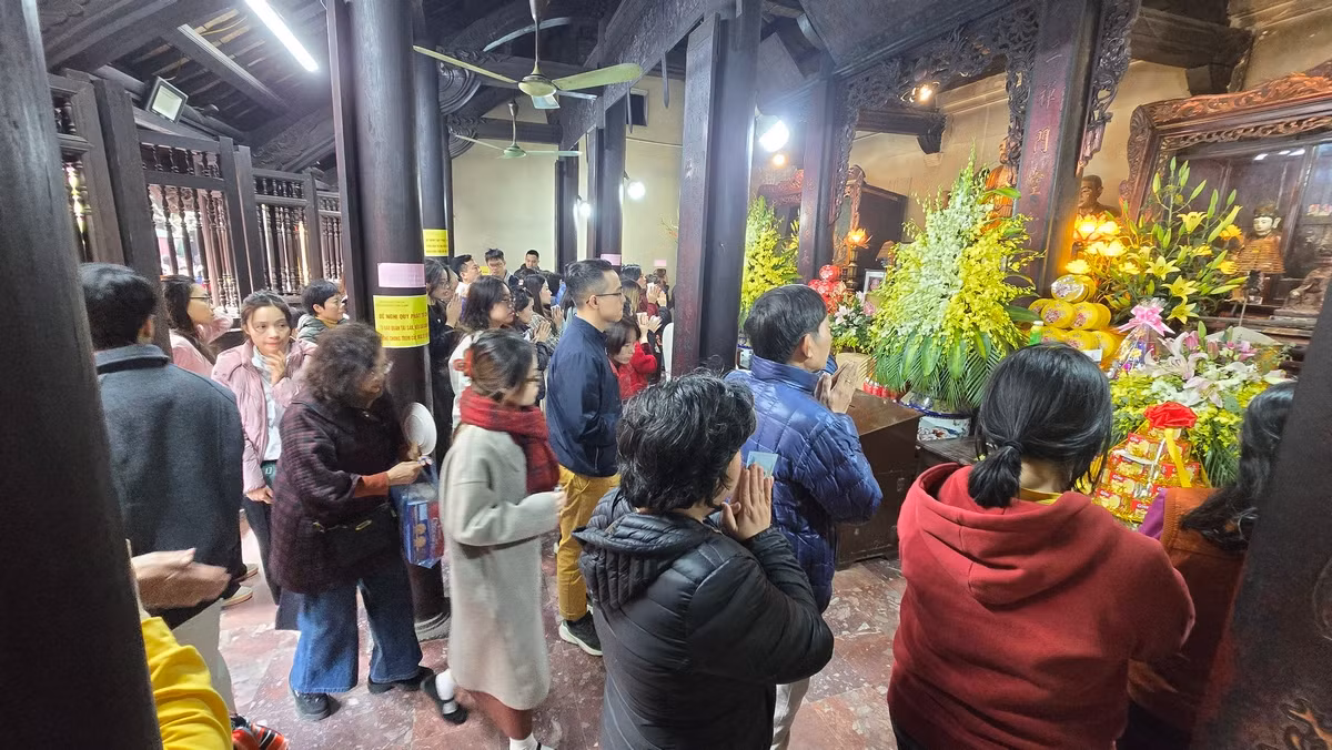 Ngày mùng 3 Tết, chùa Phúc Khánh trở thành điểm đến tâm linh hấp dẫn của người dân. Người dân đến chùa để lễ Phật, cầu nguyện và thể hiện lòng thành kính của mình.