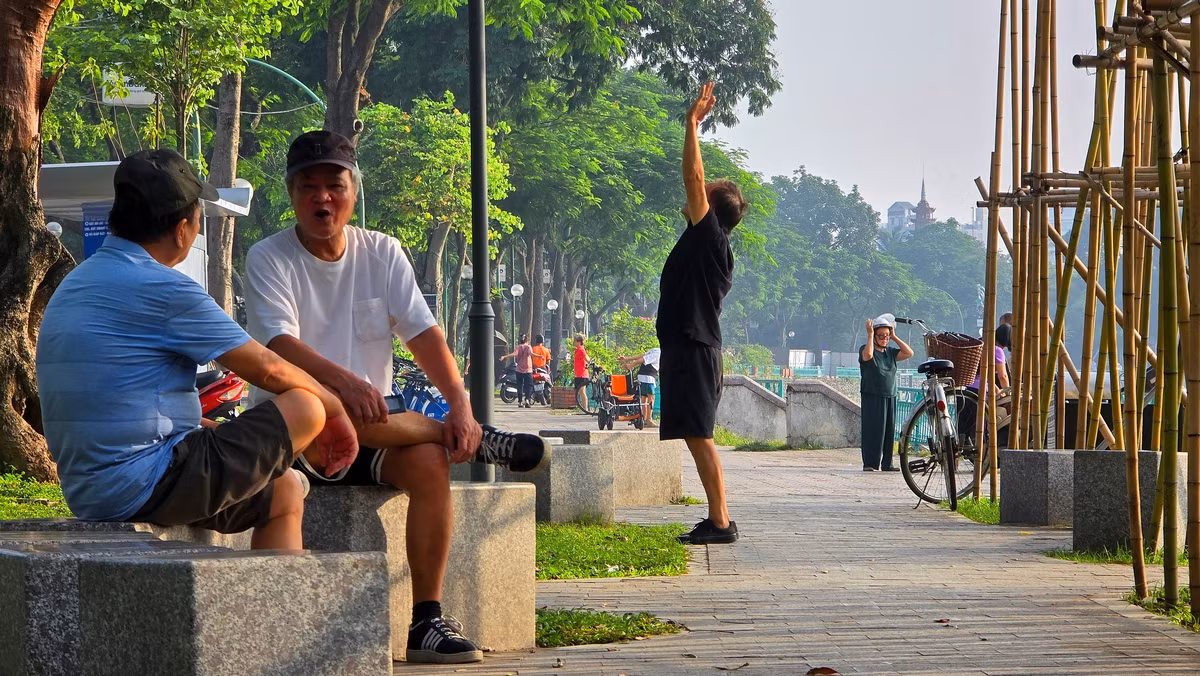 Người dân tranh thủ tập thể dục buổi sáng dưới mái che của cầu vượt hoặc dưới bóng cây để hạn chế tia tử ngoại. Người dân tranh thủ tập thể dục buổi sáng dưới mái che của cầu vượt hoặc dưới bóng cây để hạn chế tia tử ngoại.
