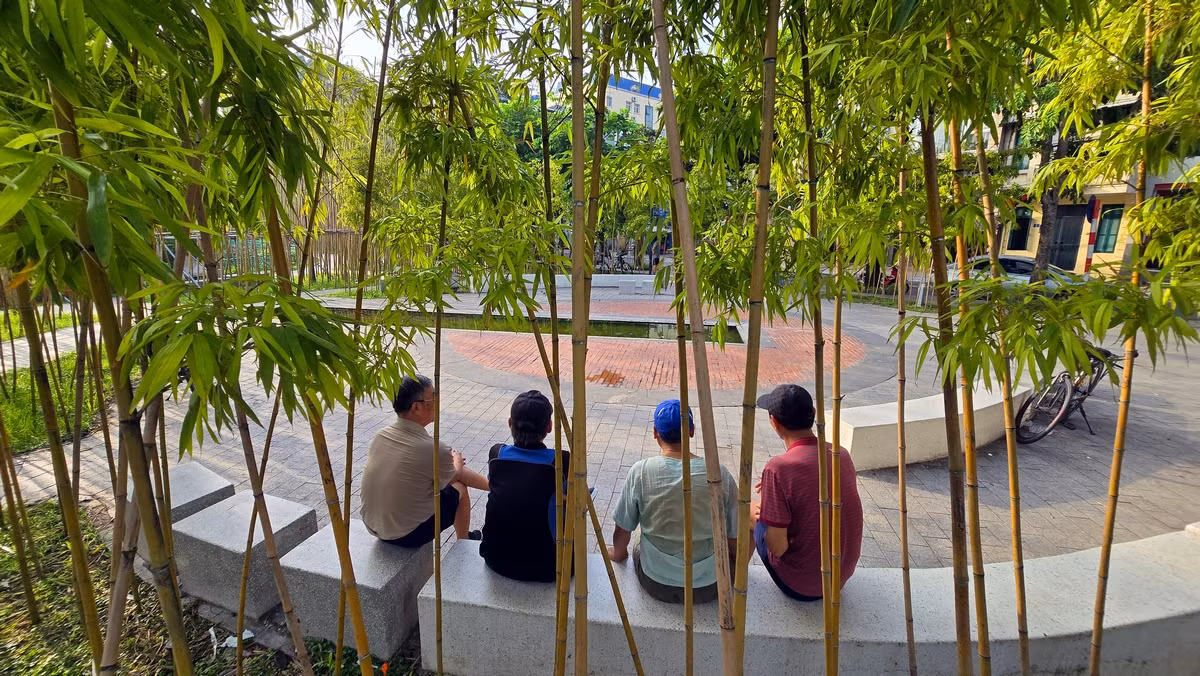Người dân tranh thủ tập thể dục buổi sáng dưới mái che của cầu vượt hoặc dưới bóng cây để hạn chế tia tử ngoại. Người dân tranh thủ tập thể dục buổi sáng dưới mái che của cầu vượt hoặc dưới bóng cây để hạn chế tia tử ngoại.