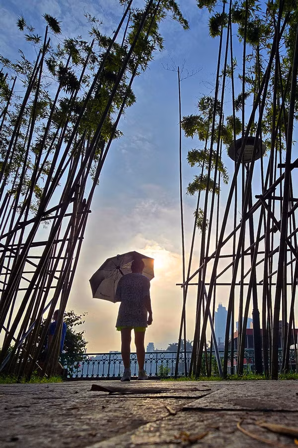 Càng về trưa, nắng càng gay gắt, nhiệt độ tăng lên hơn 30 độ C vào lúc 9h và dự báo tăng lên vào giữa trưa. Càng về trưa, nắng càng gay gắt, nhiệt độ tăng lên hơn 30 độ C vào lúc 9h và dự báo tăng lên vào giữa trưa.