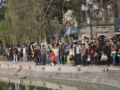 Những người quan tâm đến sức khỏe Cụ Rùa chiều qua lại vây quanh Bờ Hồ để chiêm ngưỡng cụ