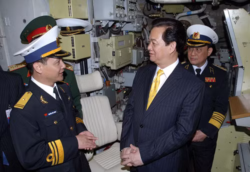 Thủ tướng trò chuyện, căn dặn thuyền trưởng tàu ngầm Hà Nội. Ảnh: VGP/Nhật Bắc.