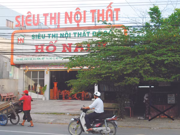 Căn chòi bà Nguyễn Kim Phượng (x) cạnh khu đất bị mất