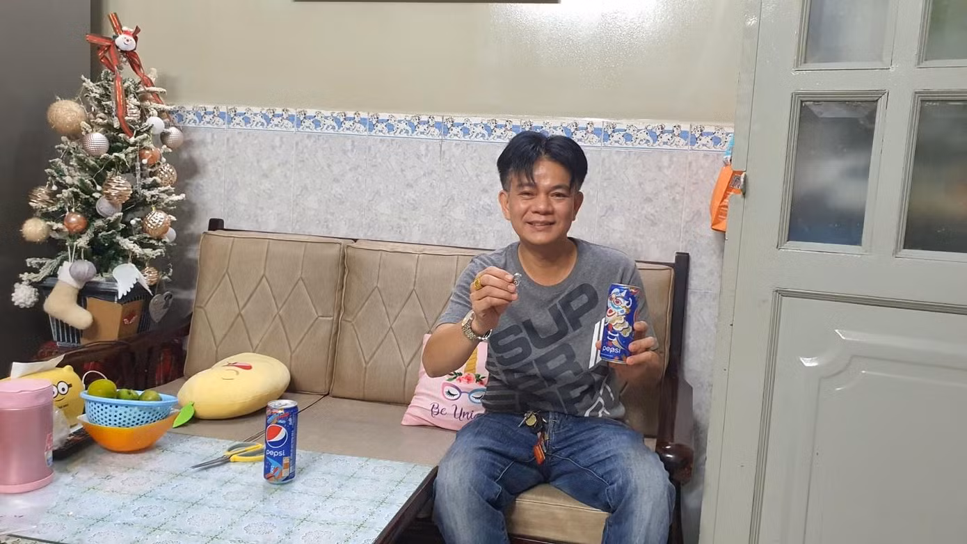 Ông Phan Võ Ngọc Bình và chiếc nắp khoen giúp ông trở thành chủ nhân của xe máy Yamaha Janus Ông Phan Võ Ngọc Bình và chiếc nắp khoen giúp ông trở thành chủ nhân của xe máy Yamaha Janus