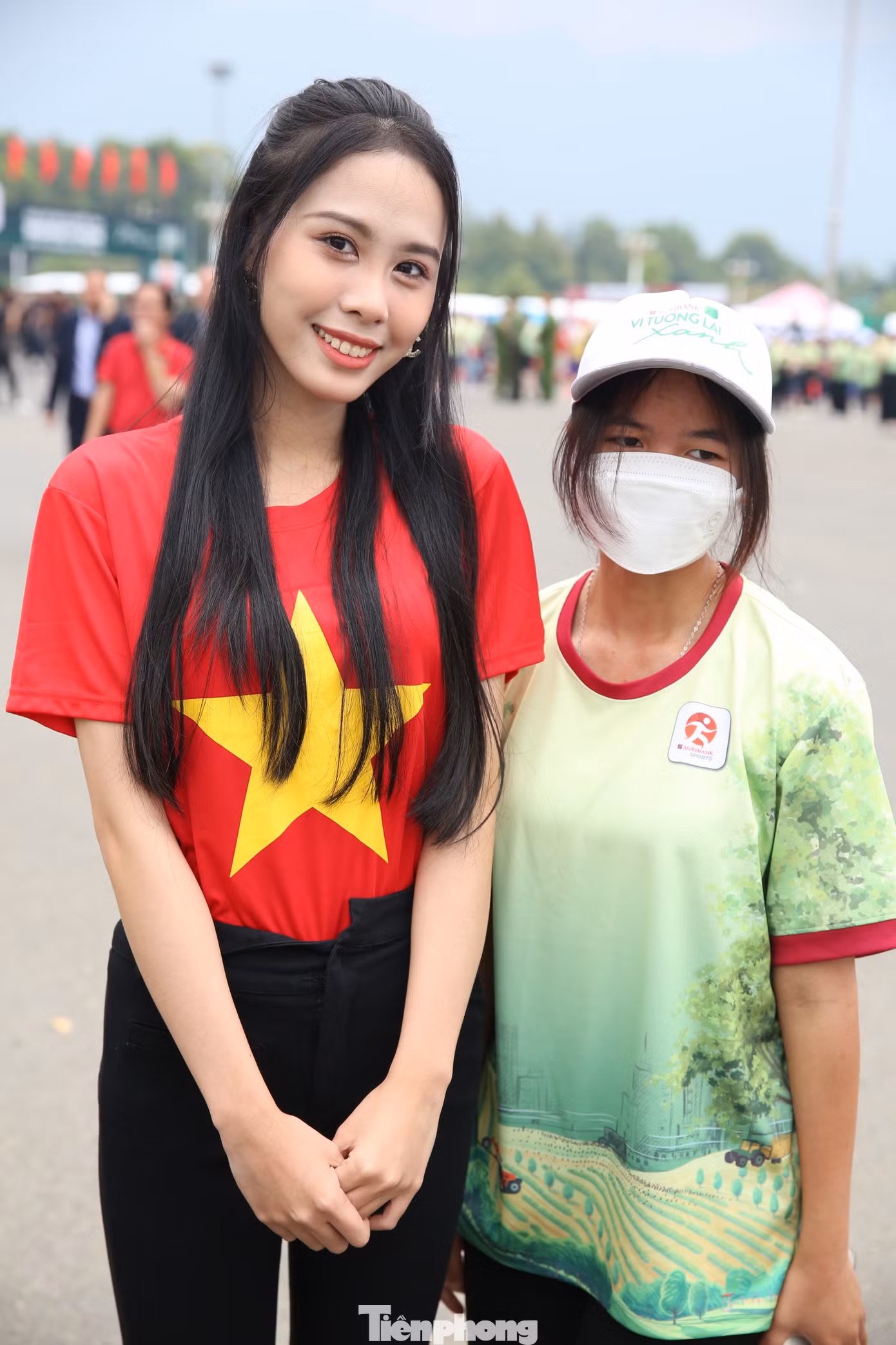 Á hậu 2 Lê Nguyễn Ngọc Hằng trước lễ thượng cờ sáng 25/3 tại Quảng trường Nhân dân. Ảnh: Trọng Tài.