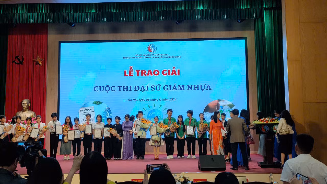 Đầu tháng 12 năm nay, Bộ Tài Nguyên và Môi trường tổ chức lễ trao giải cuộc thi Đại sứ giảm nhựa cho các dự án xuất sắc, trong đó Già Thị Lan đã giành giải Nhất.