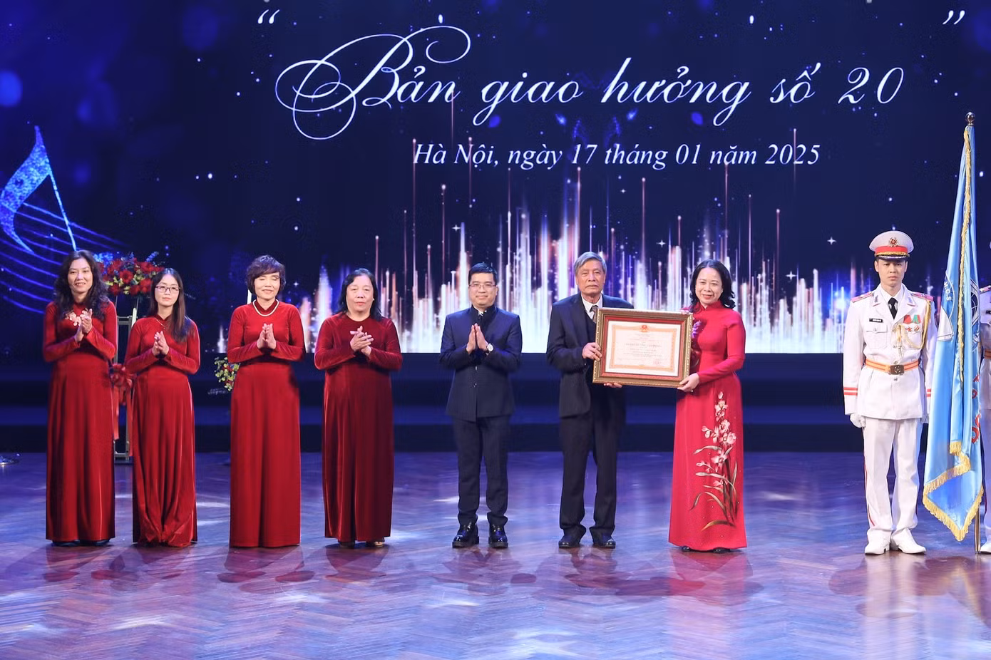 Phó Chủ tịch nước Võ Thị Ánh Xuân đã trao tặng phần thưởng cao quý là Huân chương lao động Hạng Nhì của Chủ tịch nước cho Trường THCS Đoàn Thị Điểm. Phó Chủ tịch nước Võ Thị Ánh Xuân đã trao tặng phần thưởng cao quý là Huân chương lao động Hạng Nhì của Chủ tịch nước cho Trường THCS Đoàn Thị Điểm.