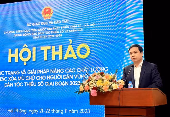 Ông Hoàng Đức Minh, Vụ trưởng Vụ Giáo dục Thường xuyên (Bộ GD&amp;ĐT) phát biểu khai mạc.