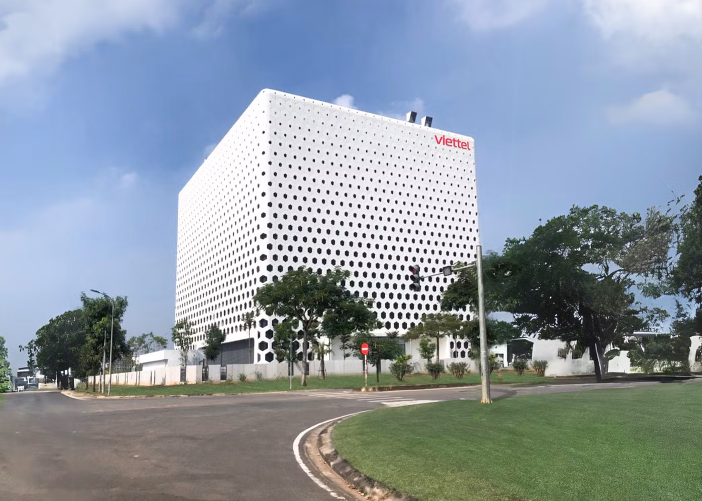 Trung tâm dữ liệu Viettel Hoà Lạc. Trung tâm dữ liệu Viettel Hoà Lạc.
