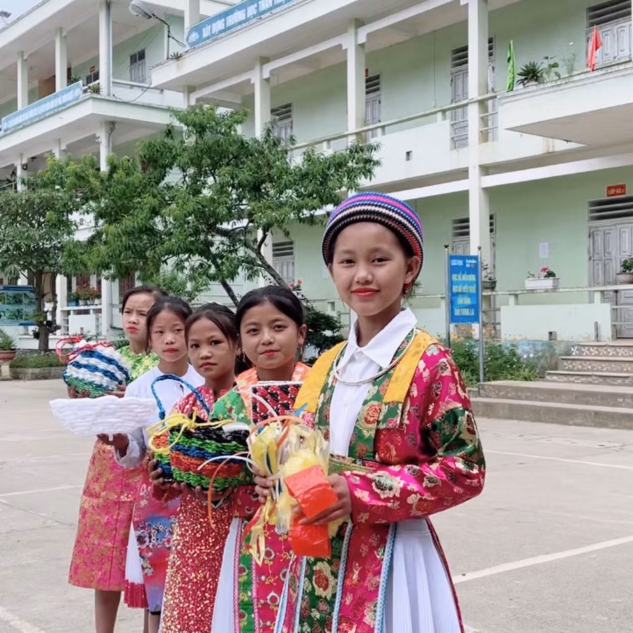 Hằng ngày, ngoài giờ học, Lan cùng nhóm bạn cũng tiến hành tái chế các sản phẩm túi ni lông, dây dứa.