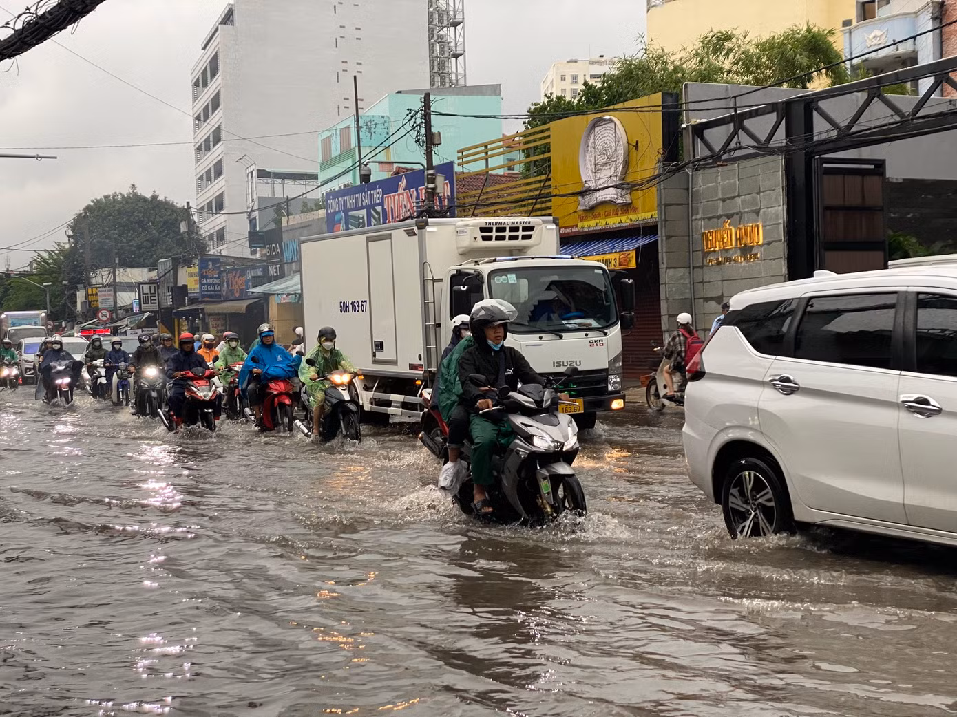 Tây Nguyên, Nam Bộ có thể đón thời tiết xấu từ chiều và đêm nay.