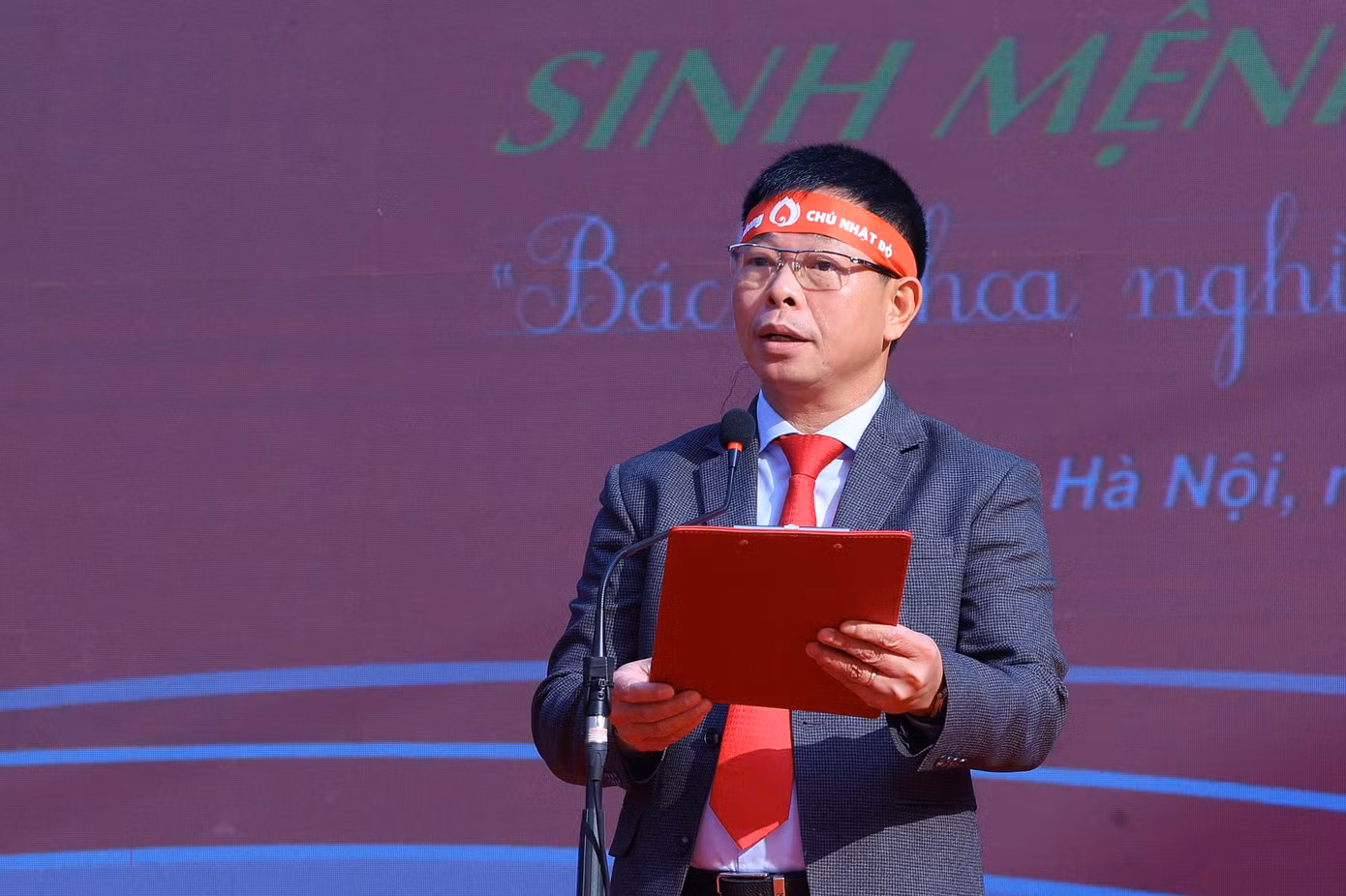Nhà báo Phùng Công Sưởng - Tổng Biên tập Báo Tiền Phong phát biểu tại sự kiện.