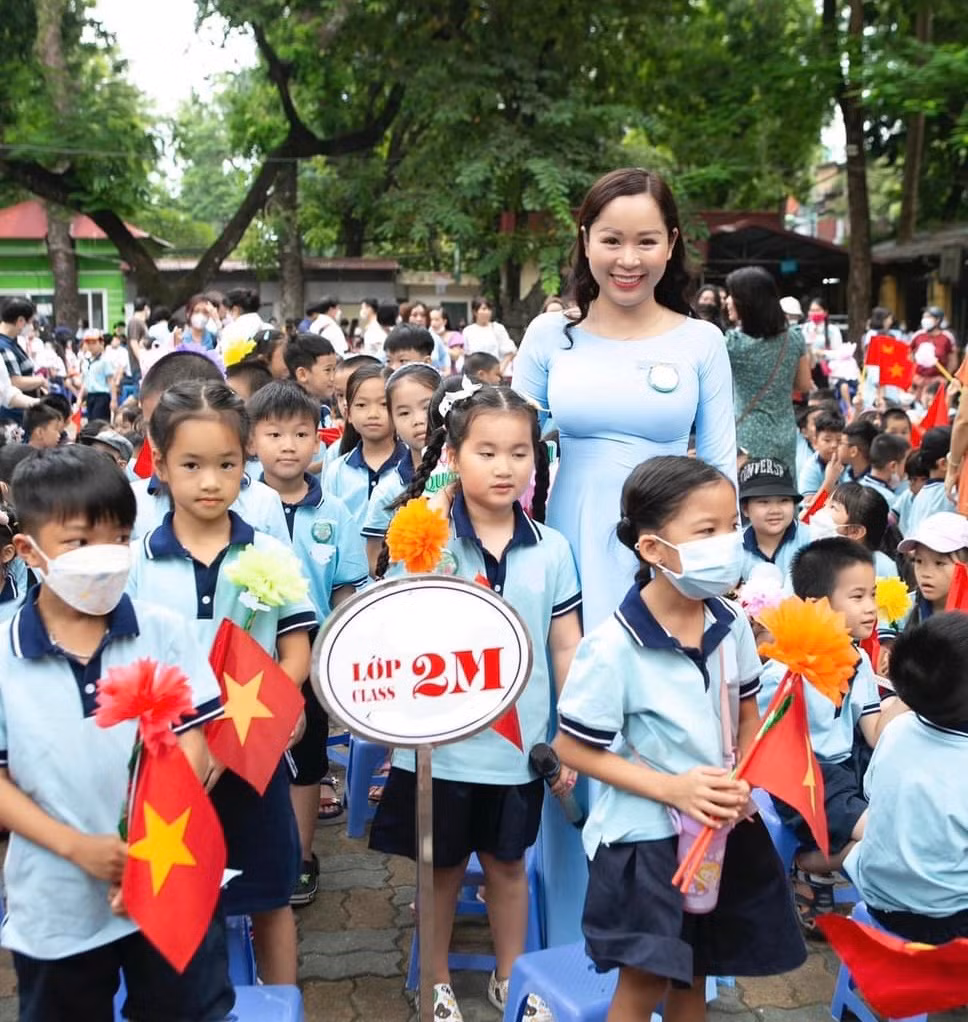 Giáo viên rất vất vả với khối công việc nhiều hơn, khó hơn nhưng chế độ tiền lương chưa tăng. Giáo viên rất vất vả với khối công việc nhiều hơn, khó hơn nhưng chế độ tiền lương chưa tăng.