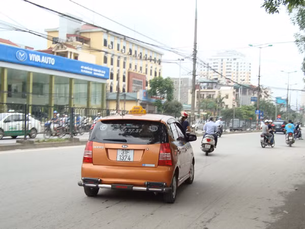 Chiếc ta xi bất chấp tính mạng của chiến sỹ CSGT vẫn lao vù vù trên đường