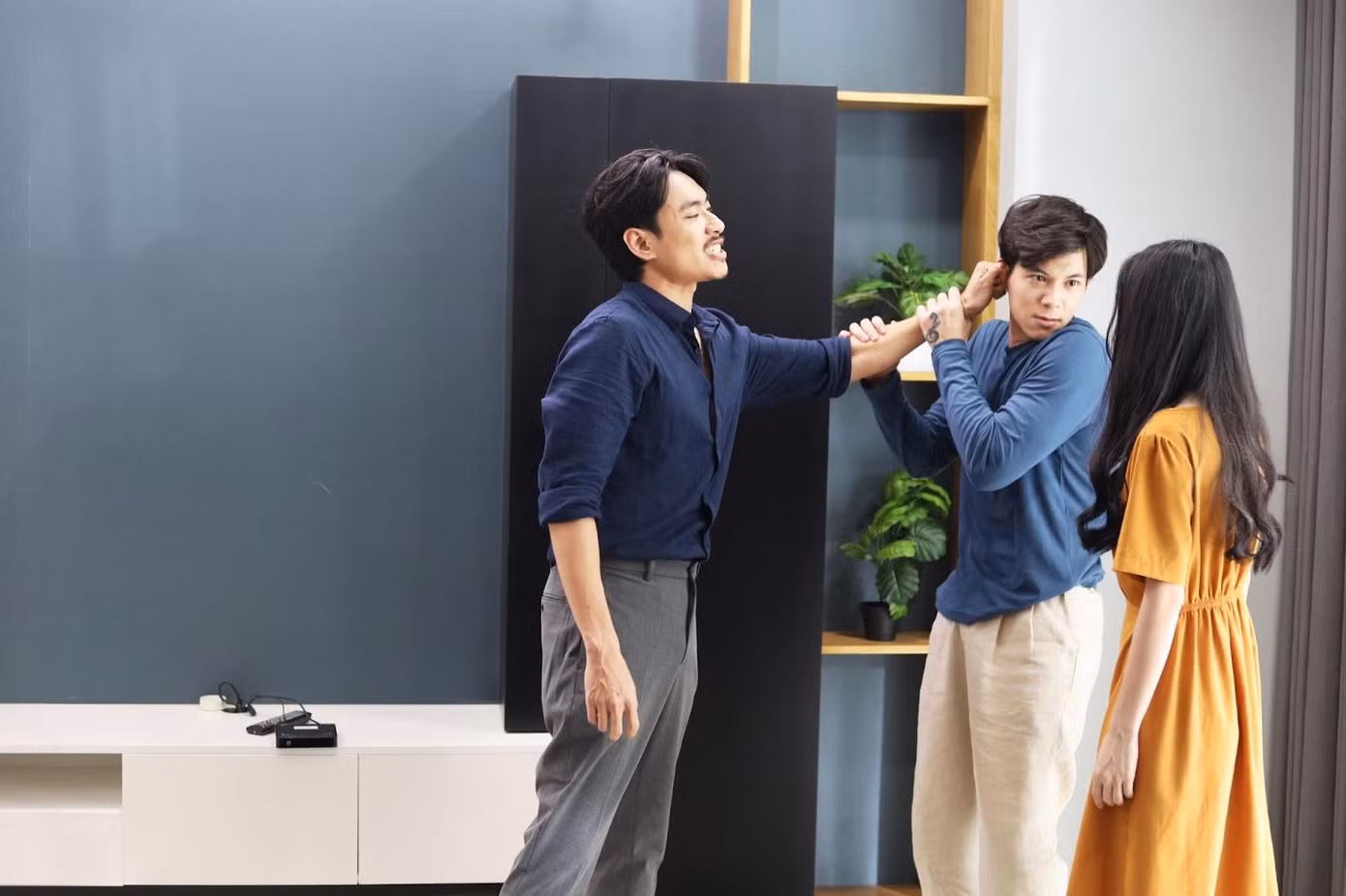 Một số màn tương tác “máu lửa” của Kiều Minh Tuấn - Anh Tú trong phim