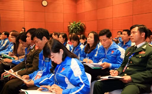 Các Đại biểu tập trung nghiên cứu tài liệu thảo luận tại Trung tâm thảo luận số 2