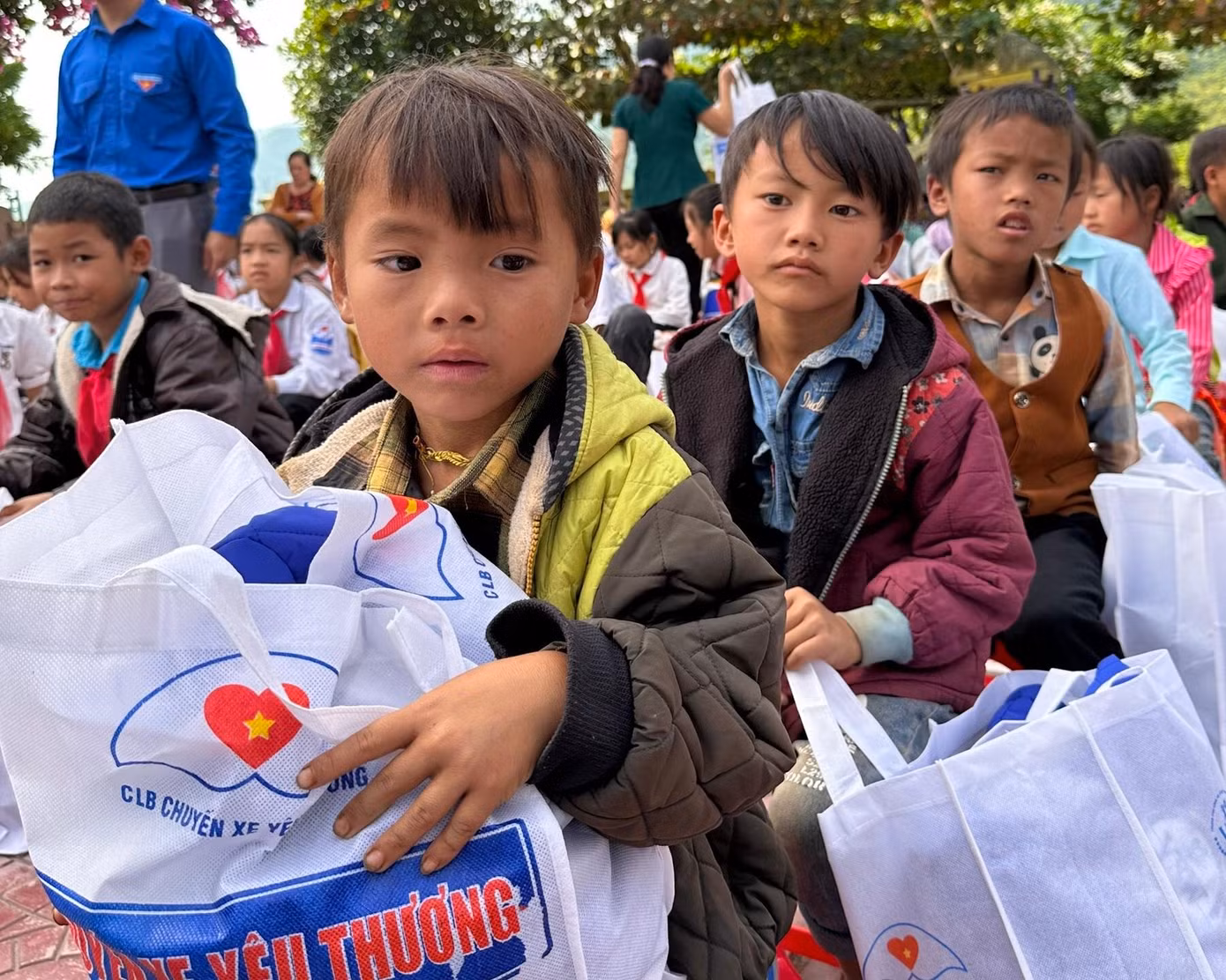 Học sinh trường Tiểu học Bản Mo, bản Tạo Sen đón nhận những món quà ý nghĩa trong chương trình Tình nguyện mùa Đông 2022