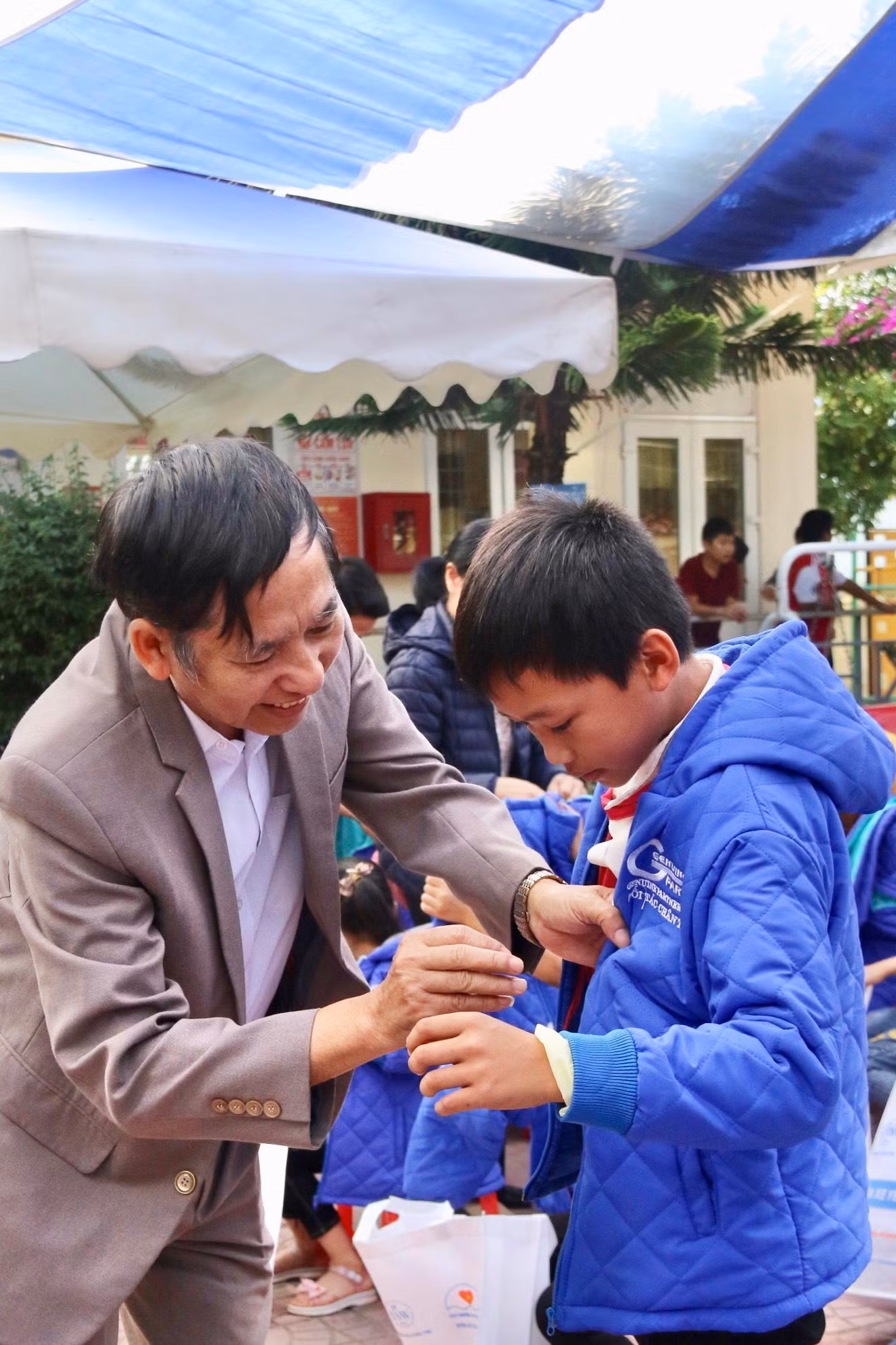 Những chiếc áo ấm mới được trao cho các em học sinh