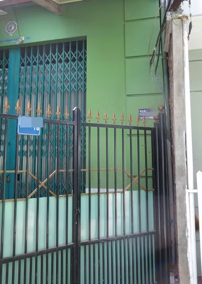 Ngôi nhà khá khang trang đã khóa cửa. Người dân địa phương cho biết T. đã không ở nhà khoảng gần 2 tháng nay. Ngôi nhà khá khang trang đã khóa cửa. Người dân địa phương cho biết T. đã không ở nhà khoảng gần 2 tháng nay