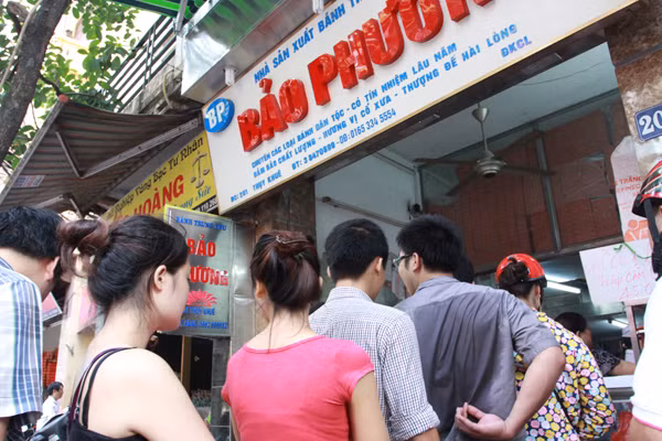 Áo ướt sũng mồ hồi vì chen nhau mua bánh