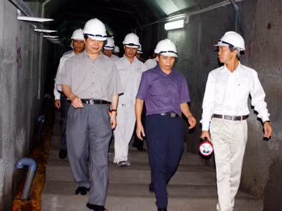 Bộ trưởng Vũ Huy Hoàng kiểm tra đập Sông Tranh 2. Ảnh: Nguyễn Thành