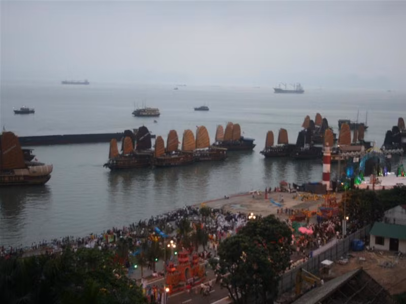 Đoàn du thuyền xếp hàng cổ vũ Carnaval. Vũ công khoe sắc. Ảnh : BK-TD Vũ công làm duyên trước ống kính. Ảnh : BK-TD Đi cà kheo Vũ điệu cháy bỏng Carnaval Hàng vạn khán giả chào đón Carnaval. Ảnh : BK-TD Màn pháo hoa rực rỡ kết thúc lễ hội. Ảnh : BK-TD