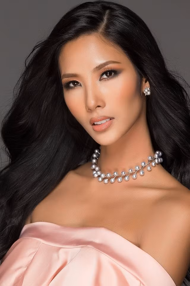 Hoàng Thuỳ giành giải 'Gương mặt đẹp nhất' ngay trước chung kết HHHV ảnh 1