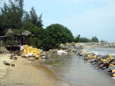 Bờ biển chỉ còn cách nhà dân xã Hải Dương vài bước chân. Ảnh: Ngọc Văn. Bờ biển chỉ còn cách nhà dân xã Hải Dương vài bước chân. Ảnh: Ngọc Văn