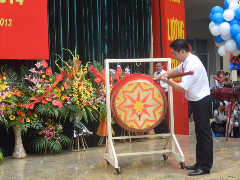 Thầy hiệu trưởng đánh trống chào năm học mới