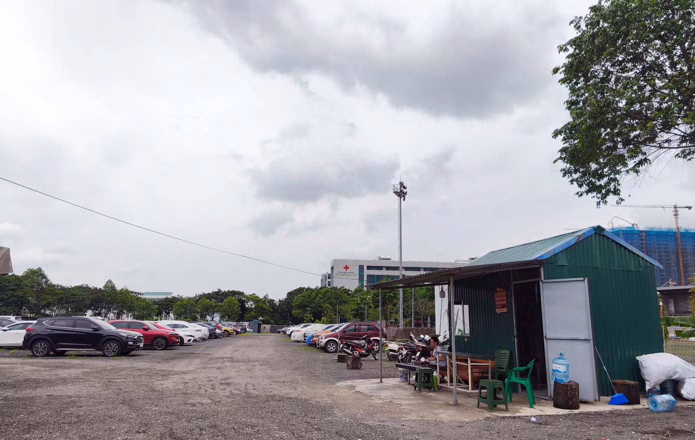 Sáng ngày 7/5, khi ông H. đến phòng làm việc của Hà và đưa 3 phong bì tổng cộng 25 triệu đồng thì bị Tổ công tác của Phòng Cảnh sát kinh tế Công an TP Hà Nội phát hiện và phối hợp làm rõ.