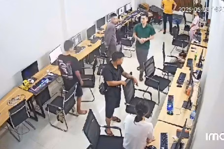 Hình ảnh camera ghi lại người đàn ông mặc áo xanh hành hung cô gái tại công ty.