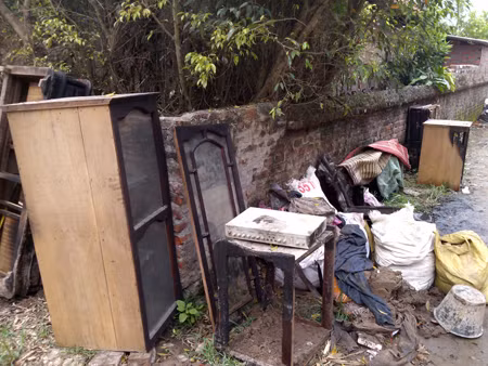 Một số đồ đạc, vật dụng trong ngôi bị cháy do đốt. Ảnh: Tuấn Nguyễn