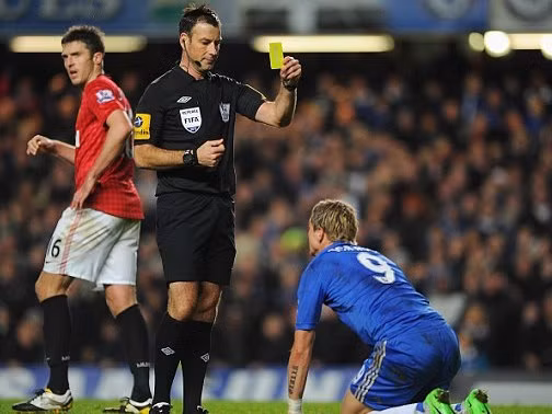 Trọng tài Mark Clattenburg hai lần truất quyền thi đấu các cầu thủ Chelsea