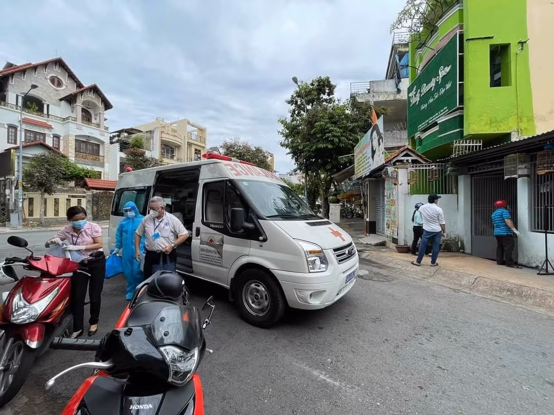 Các bác sĩ và nhân viên y tế của quận Tân Phú đến các nhà có các cụ lớn tuổi để khám và tiêm vắc xin moderna cho người dân