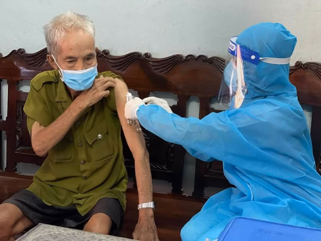 Trong buổi sáng nay đội tiêm đã thăm khám và tiêm được cho 20 người dân ở phường Tân Sơn Nhì, quận Tân Phú
