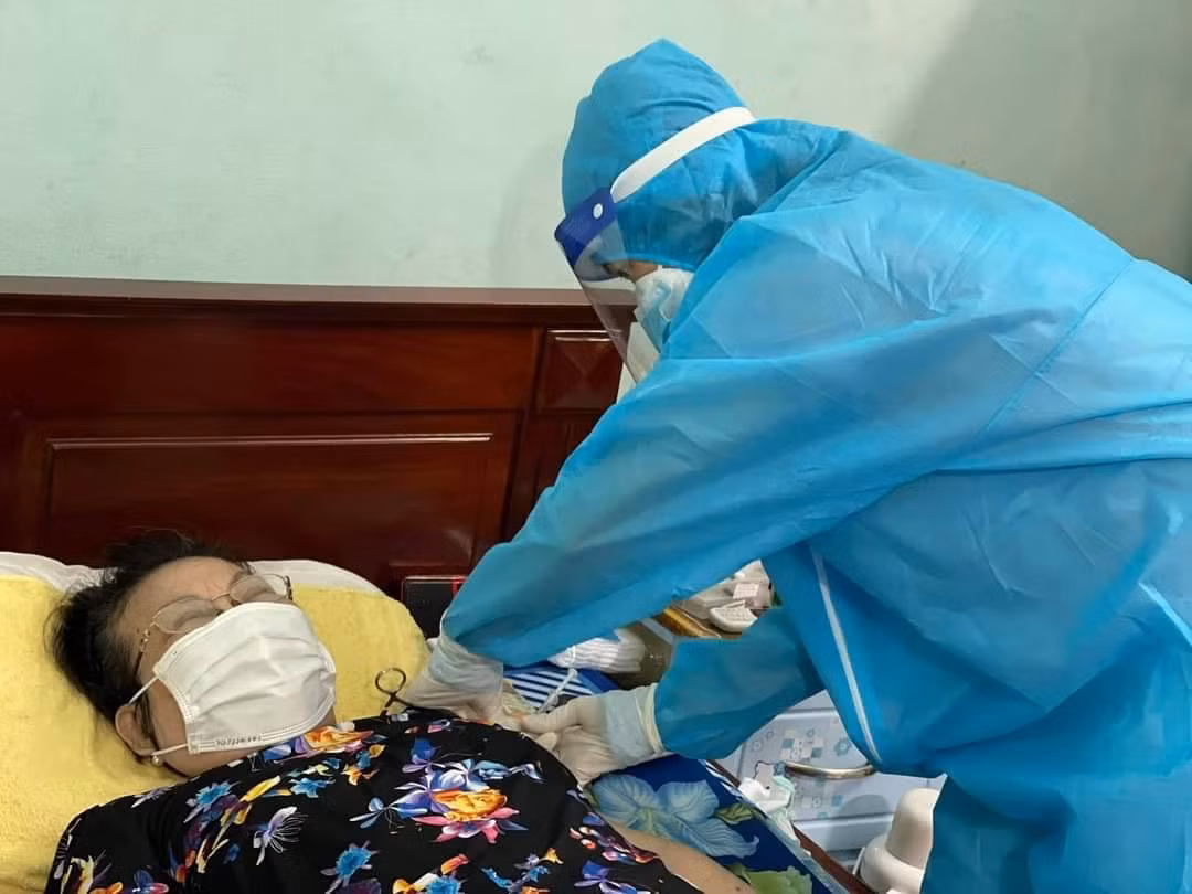 Từ đầu tháng 8/2021, quận Tân Phú tổ chức tổng cộng 13 điểm tiêm, ngoài các điểm tiêm tại 11 phường, quận tiếp tục duy trì 2 điểm tiêm dành cho người có bệnh nền và người cao tuổi tại trường Mầm non Hướng Dương và Bệnh viện quận Tân Phú.