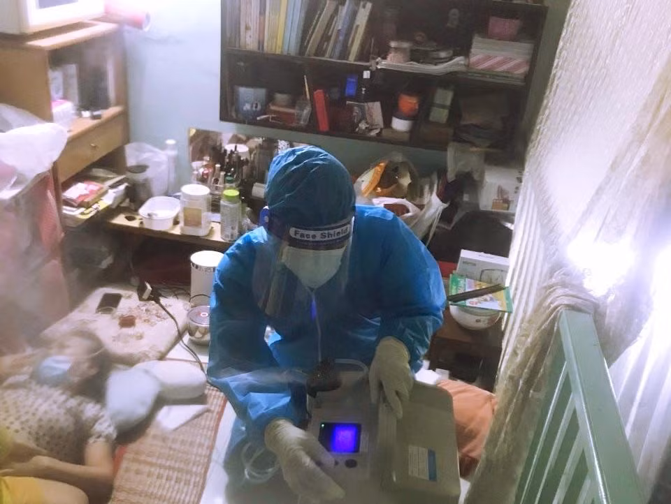 Bệnh nhân F0 đang điều trị tại nhà rất cần được lực lượng y tế hỗ trợ chăm sóc y tế khi có sự cố