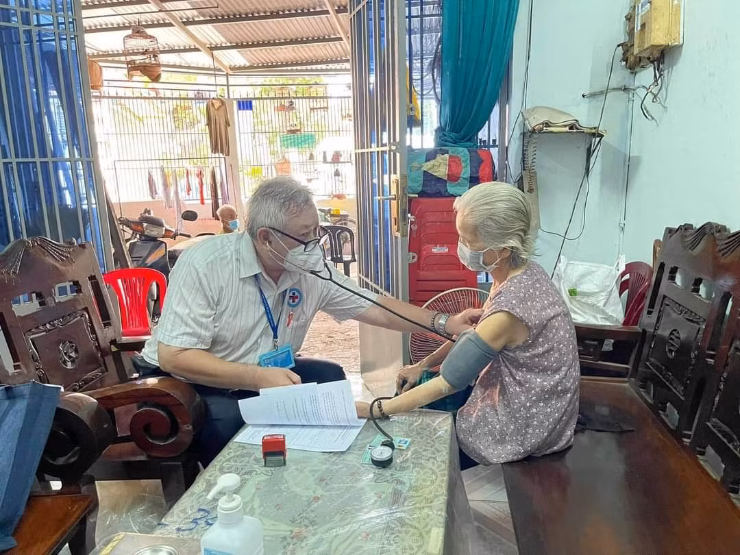 Tuy nhiên, rất nhiều cụ ông cụ bà lớn tuổi và bị bệnh không đến tiêm được buộc lực lượng y tế nơi đây thành lập các đội tiêm lưu động đến tận nhà tiêm cho các cụ