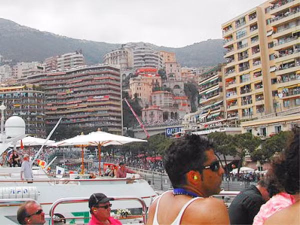Người dân Monaco được miễn thuế hoàn toàn, cuộc sống với họ là thiên đường. Là đất nước có nhiều sòng bạc, song công dân Monaco lại không được phép đánh bạc, các sòng bạc lớn chỉ dành cho khách du lịch.