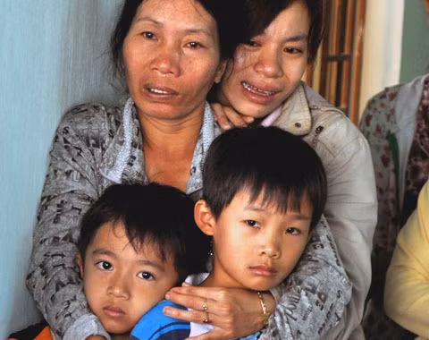 Nhiều đứa trẻ bỗng chốc mồ côi cha, mẹ sau vụ hai xe khách đấu đầu.