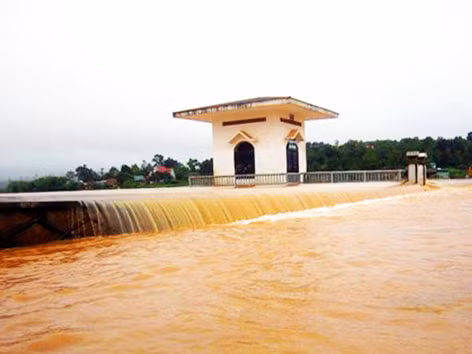 Nước tràn đập dọa vỡ hồ chứa