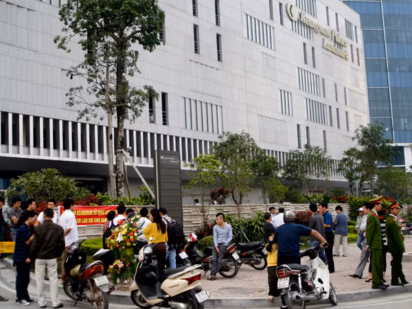 Hàng trăm người dân tụ tập trước trụ sở tòa nhà