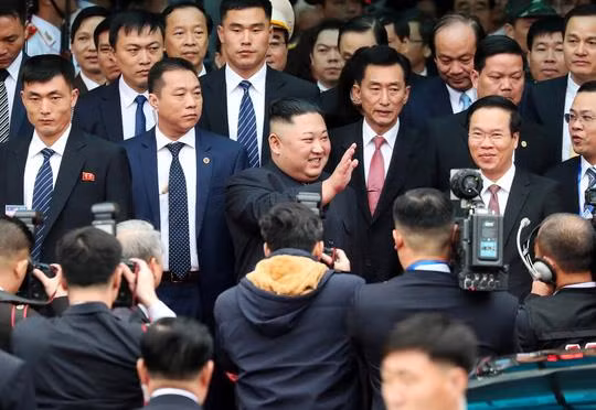 Dàn cận vệ chạy theo xe Chủ tịch Kim Jong-un rời ga Đồng Đăng ảnh 2